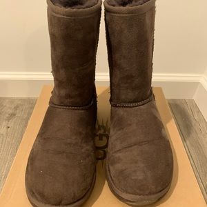 Womans Ugg Classic Short Boot, Chocolate Size 6